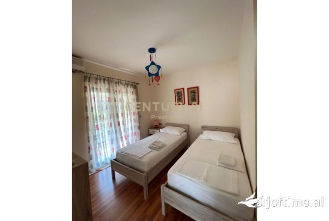 Shtepi me qera Vila Luksoze ne Durres, 3+1, Mobilimi E mobiluar, Pagesa 1,000  Euro.