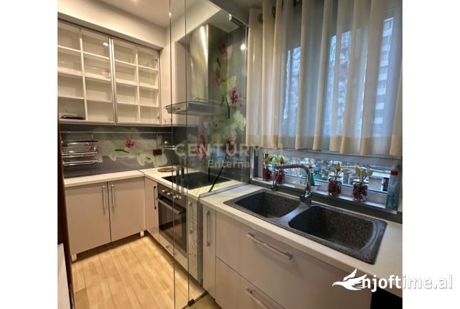 Shtepi me qera Apartament ne Tirane, 3+1, Mobilimi E mobiluar, Pagesa 2,000  Euro.