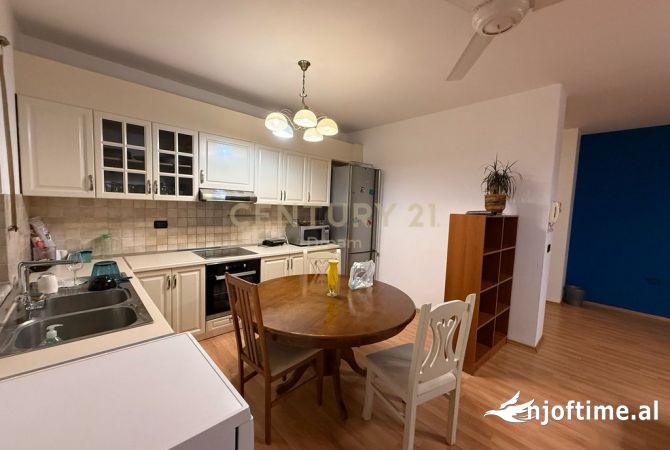 Ambient biznesi me qera 3+1 ne Tirane - 1,600 Euro