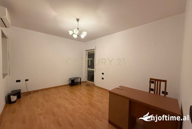 Ambient biznesi me qera 3+1 ne Tirane - 1,600 Euro