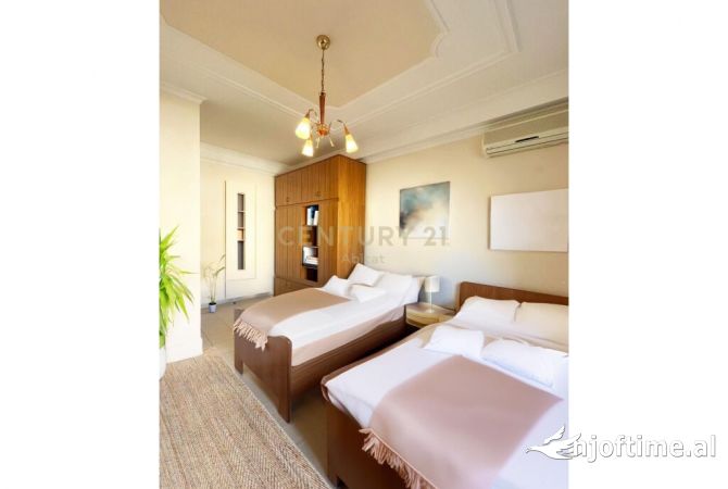 Shtepi me qera Papafingo(kati i catise) ne Tirane, 2+1, Mobilimi E mobiluar, Pagesa 1,500  Euro.