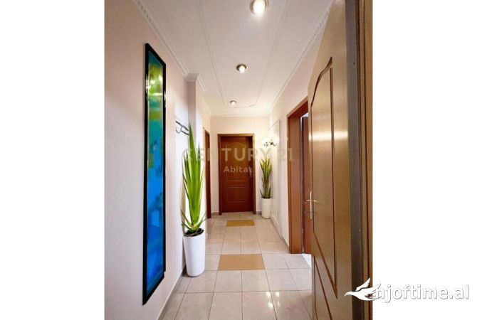 Shtepi me qera Papafingo(kati i catise) ne Tirane, 2+1, Mobilimi E mobiluar, Pagesa 1,500  Euro.