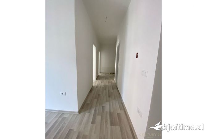Shtepi ne shitje Apartament ne Tirane, 2+1, Mobilimi Bosh, pa mobiluar, Pagesa 144,000  Euro.