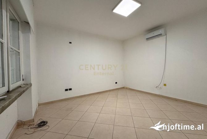Ambient biznesi me qera 3+1 ne Tirane - 2,350 Euro
