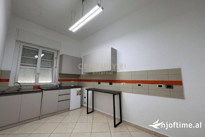 Ambient biznesi me qera 3+1 ne Tirane - 2,350 Euro