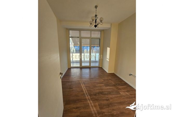 Ambient biznesi me qera 3+1 ne Tirane - 1,500 Euro