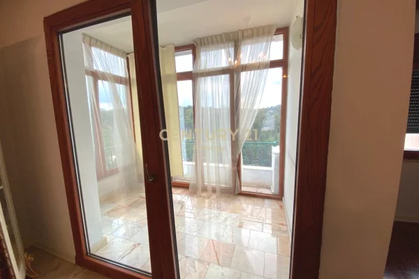 Ambient biznesi me qera 3+1 ne Tirane - 5,000 Euro