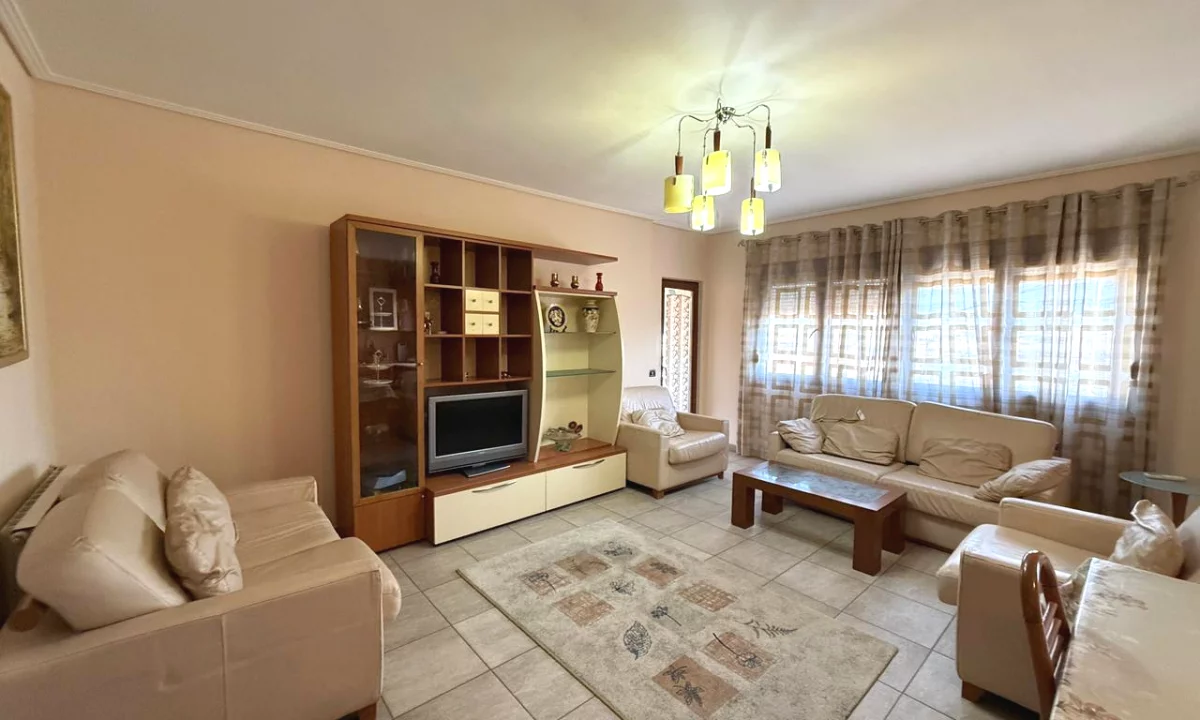 Shtepi me qera Apartament ne Tirane, 2+1, Mobilimi E mobiluar, Pagesa 700  Euro.