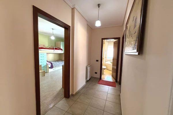 Shtepi me qera Apartament ne Tirane, 2+1, Mobilimi E mobiluar, Pagesa 700  Euro.
