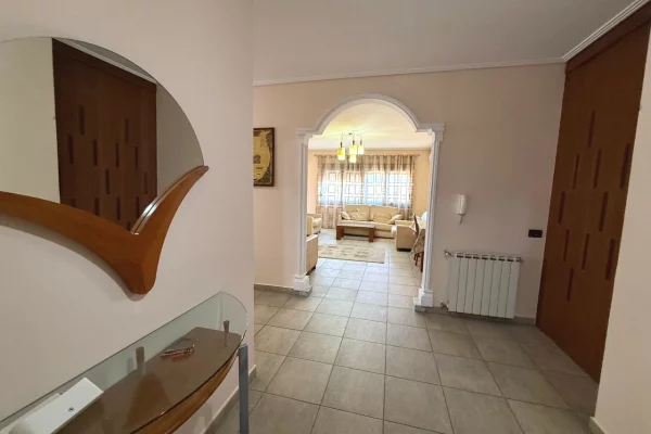 Shtepi me qera Apartament ne Tirane, 2+1, Mobilimi E mobiluar, Pagesa 700  Euro.