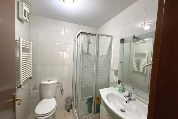 Shtepi me qera Apartament ne Tirane, 2+1, Mobilimi E mobiluar, Pagesa 700  Euro.