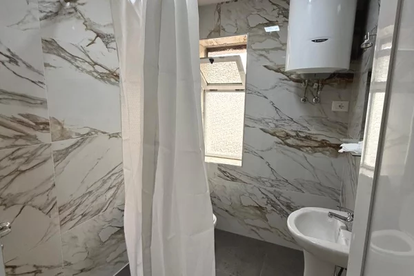 Shtepi me qera Apartament ne Tirane, 1+1, Mobilimi Pjeserisht e mobiluar, Pagesa 550  Euro.