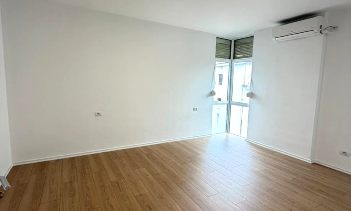 Shtepi me qera Apartament ne Tirane, 3+1, Mobilimi Bosh, pa mobiluar, Pagesa 1,400  Euro.