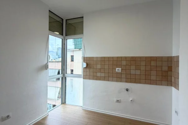 Shtepi me qera Apartament ne Tirane, 3+1, Mobilimi Bosh, pa mobiluar, Pagesa 1,400  Euro.