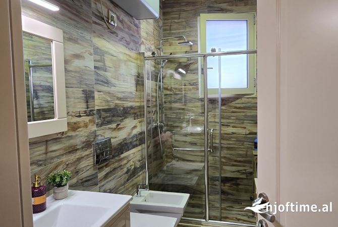 Shtepi ne shitje Papafingo(kati i catise) ne Tirane, 2+1, Mobilimi E mobiluar, Pagesa 420,000  Euro.