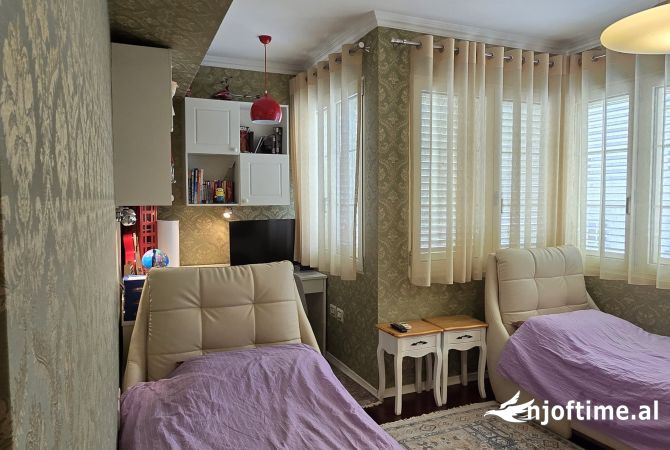 Shtepi ne shitje Papafingo(kati i catise) ne Tirane, 2+1, Mobilimi E mobiluar, Pagesa 420,000  Euro.