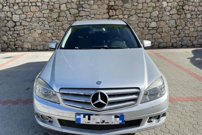 Makina ne shitje  ne Tirane - 7,000 Euro