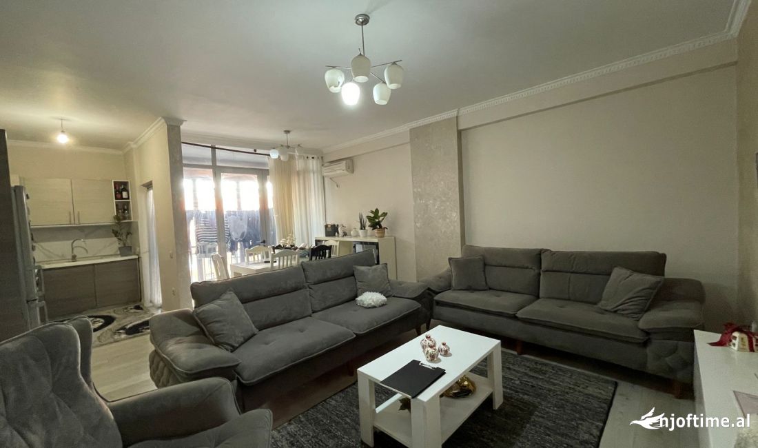 Shtepi ne shitje Apartament ne Tirane, 2+1, Mobilimi E mobiluar, Pagesa 137,000  Euro.