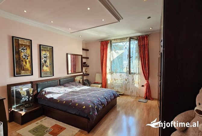 Shtepi ne shitje Apartament ne Tirane, 2+1, Mobilimi E mobiluar, Pagesa 131,000  Euro.