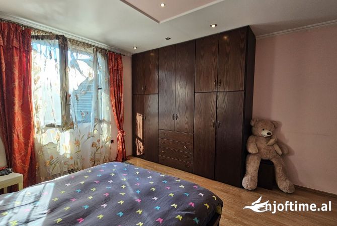 Shtepi ne shitje Apartament ne Tirane, 2+1, Mobilimi E mobiluar, Pagesa 131,000  Euro.