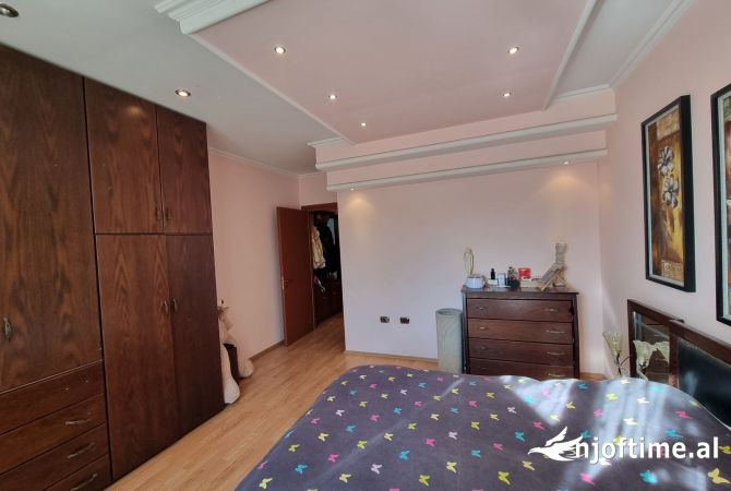 Shtepi ne shitje Apartament ne Tirane, 2+1, Mobilimi E mobiluar, Pagesa 131,000  Euro.