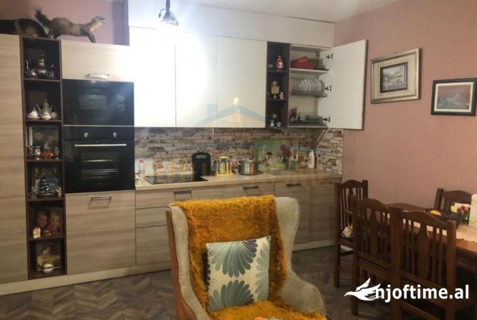 Shtepi ne shitje Apartament ne Tirane, 4+1, Mobilimi E mobiluar, Pagesa 180,000  Euro.