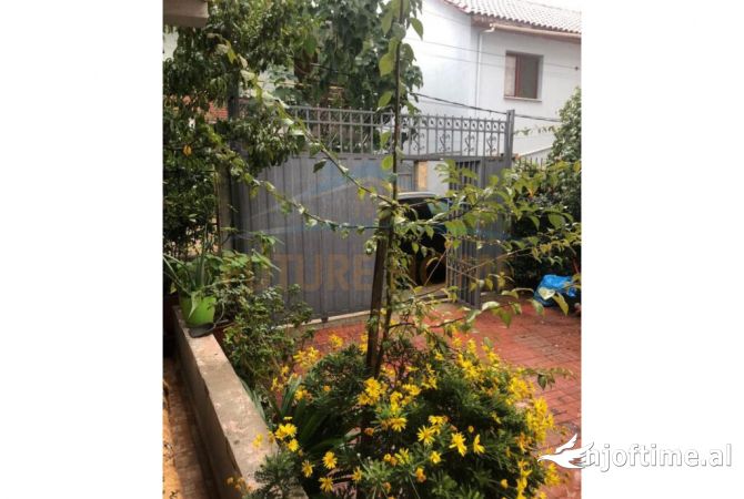 Shtepi ne shitje Apartament ne Tirane, 4+1, Mobilimi E mobiluar, Pagesa 180,000  Euro.