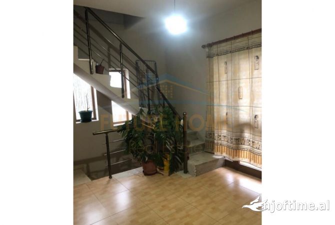 Shtepi ne shitje Apartament ne Tirane, 4+1, Mobilimi E mobiluar, Pagesa 180,000  Euro.