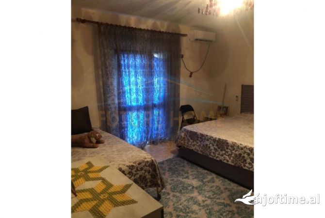 Shtepi ne shitje Apartament ne Tirane, 4+1, Mobilimi E mobiluar, Pagesa 180,000  Euro.