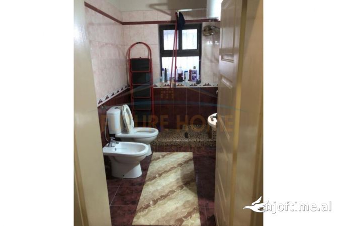 Shtepi ne shitje Apartament ne Tirane, 4+1, Mobilimi E mobiluar, Pagesa 180,000  Euro.