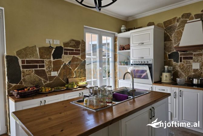 Shtepi ne shitje Shtepi Private ne Tirane, 3+1, Mobilimi E mobiluar, Pagesa 370,000  Euro.