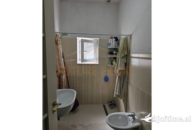 Shtepi ne shitje Shtepi Private ne Tirane, 3+1, Mobilimi E mobiluar, Pagesa 370,000  Euro.