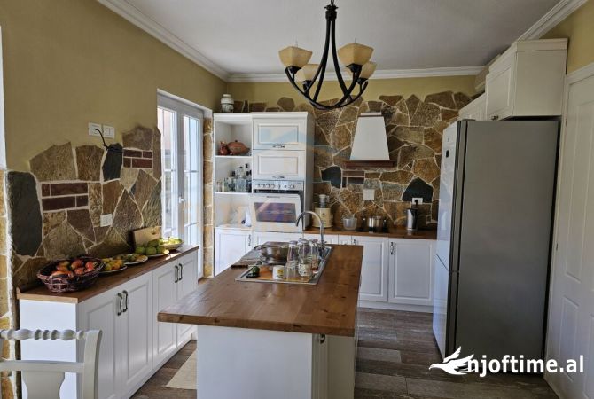 Shtepi ne shitje Shtepi Private ne Tirane, 3+1, Mobilimi E mobiluar, Pagesa 370,000  Euro.