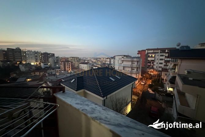 Shtepi ne shitje Apartament ne Tirane, 3+1, Mobilimi E mobiluar, Pagesa 250,000  Euro.