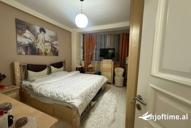 Shtepi ne shitje Apartament ne Tirane, 3+1, Mobilimi E mobiluar, Pagesa 250,000  Euro.