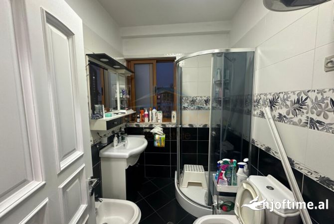 Shtepi ne shitje Apartament ne Tirane, 3+1, Mobilimi E mobiluar, Pagesa 250,000  Euro.