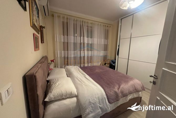 Shtepi ne shitje Apartament ne Tirane, 3+1, Mobilimi E mobiluar, Pagesa 250,000  Euro.