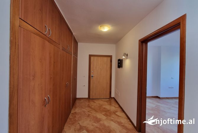 Ambient biznesi me qera 3+1 ne Tirane - 1,200 Euro