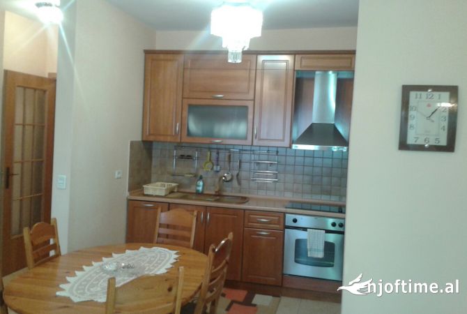 Shtepi me qera Apartament ne Tirane, 2+1, Mobilimi E mobiluar, Pagesa 1,000  Euro.