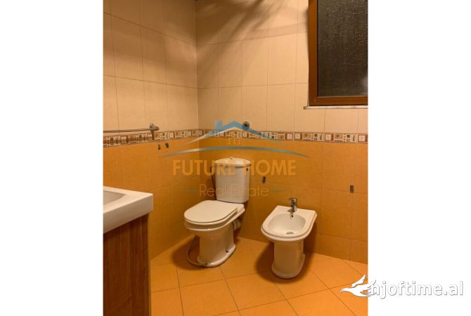 Jepet me Qira, Ambjent, Tek Myslym Shyri