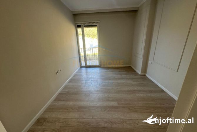 Shtepi ne shitje Apartament ne Tirane, 3+1, Mobilimi Bosh, pa mobiluar, Pagesa 250,000  Euro.