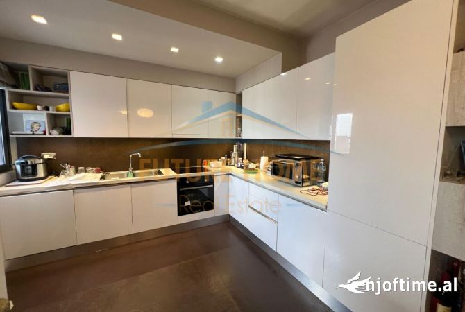 Shtepi ne shitje Apartament ne Tirane, 3+1, Mobilimi E mobiluar, Pagesa 179,000  Euro.