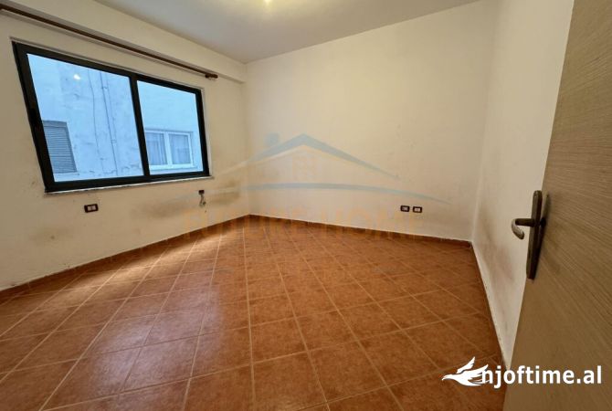 Shtepi ne shitje Apartament ne Tirane, 2+1, Mobilimi Bosh, pa mobiluar, Pagesa 120,000  Euro.
