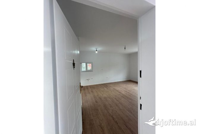 Shtepi ne shitje Apartament ne Tirane, 1+1, Mobilimi Bosh, pa mobiluar, Pagesa 75,000  Euro.
