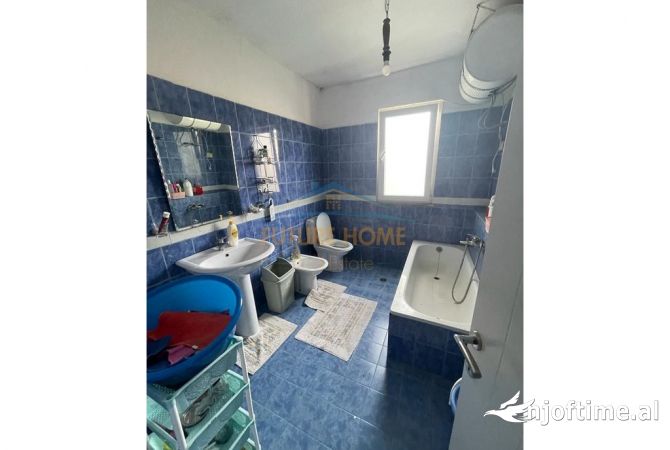 Shtepi ne shitje Apartament ne Tirane, 3+1, Mobilimi E mobiluar, Pagesa 150,000  Euro.