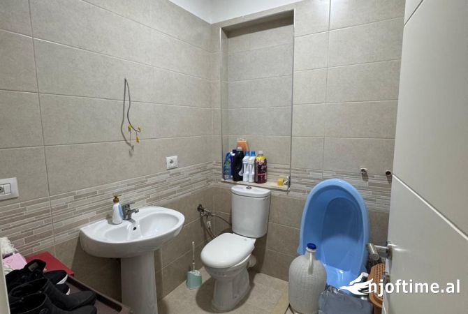 Shtepi ne shitje Apartament ne Tirane, 3+1, Mobilimi E mobiluar, Pagesa 230,000  Euro.