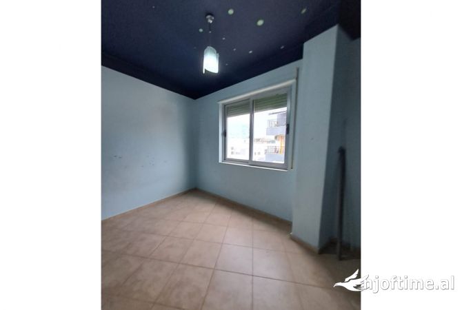 Shtepi ne shitje Apartament ne Tirane, 2+1, Mobilimi Bosh, pa mobiluar, Pagesa 208,000  Euro.