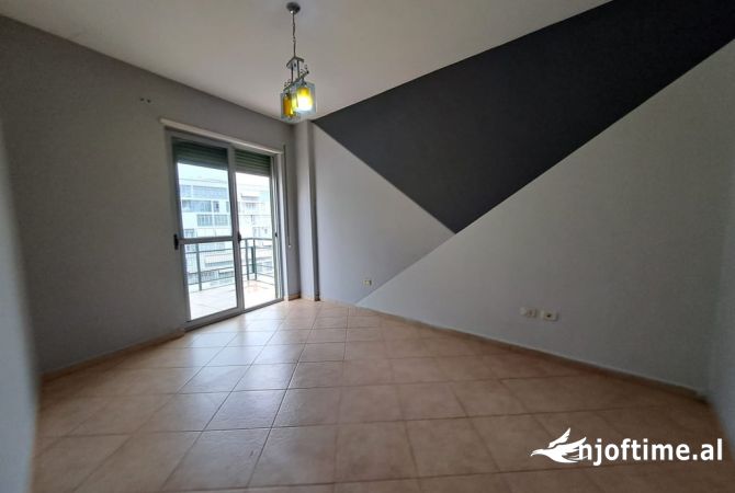 Shtepi ne shitje Apartament ne Tirane, 2+1, Mobilimi Bosh, pa mobiluar, Pagesa 208,000  Euro.