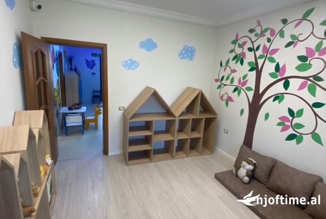 Ambient biznesi me qera 3+1 ne Tirane - 1,000 Euro