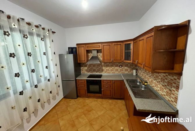 Shtepi me qera 2+1 ne Tirane - 410 Euro